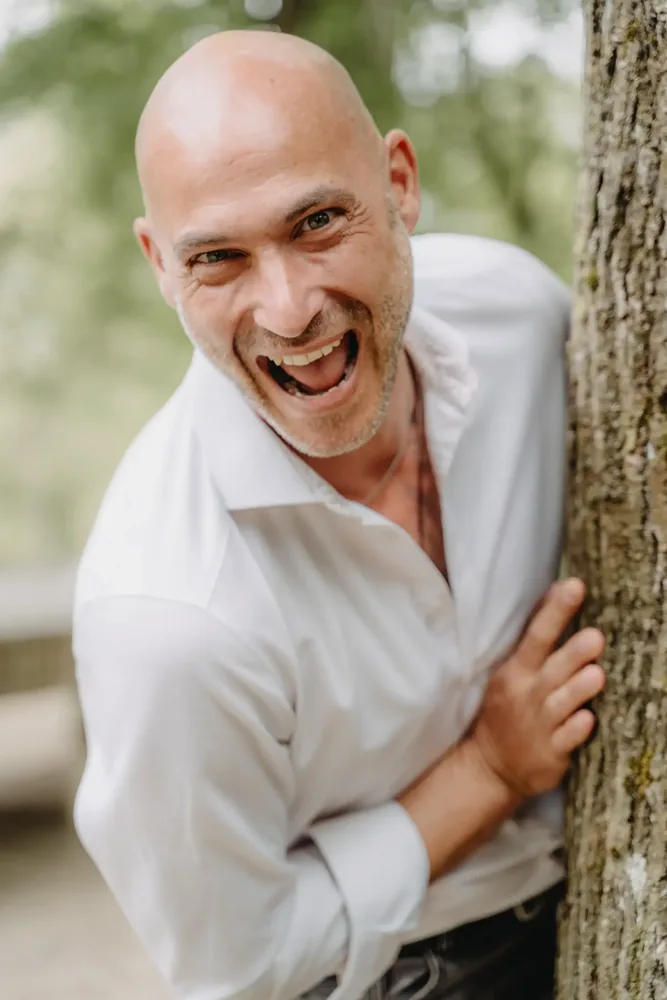 Alexander Behn – lachend am Baum