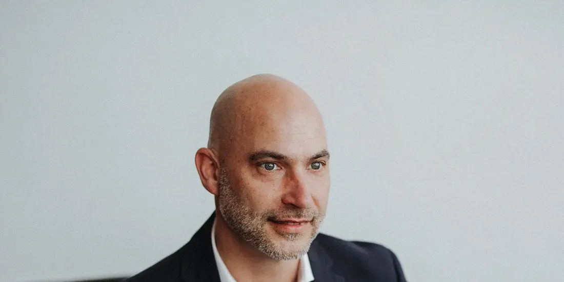 Alexander Behn – Studio sitzend