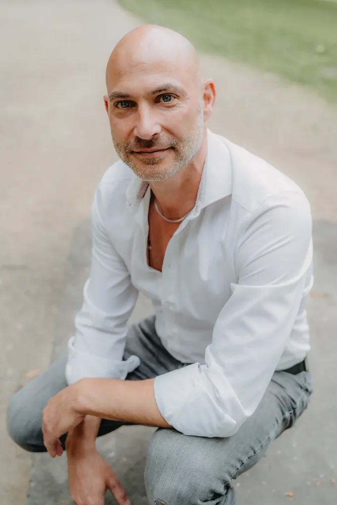Alexander Behn – hockend, nachdenklich